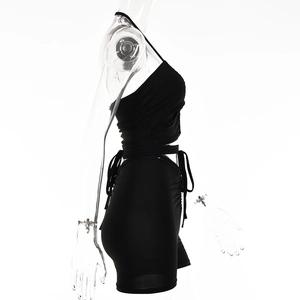 Vue latérale d'un ensemble top dos nu noir et short taille haute avec fronces