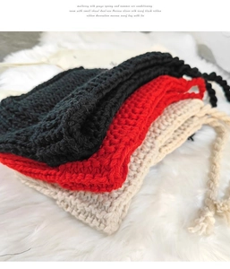 Bonnets en grosse maille tressée en noir, rouge et écru sur fond de fausse fourrure