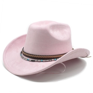 Détail du chapeau de cowboy en daim rose avec cuir tressé et perles de turquoise