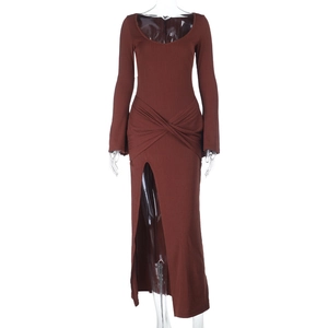 Robe longue en maille marron à manches longues avec nœud à la taille et fente haute