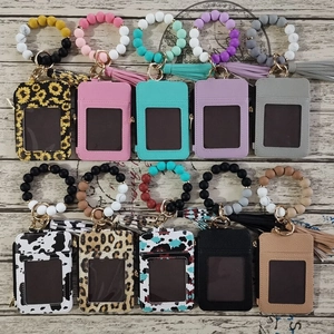 Porte-clés bracelet en perles de silicone avec porte-carte en cuir et pompon 10 couleurs