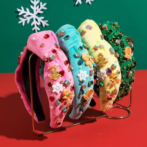Details von vier bunten Weihnachtsstirnbändern mit festlichen Anhängern und Strasssteinen