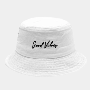 Détail de la broderie Good Vibes sur un bob blanc avec surpiqûres sur le rebord