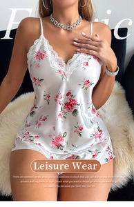 Détail d'un pyjama en satin à fleurs avec dentelle blanche et motifs de roses roses