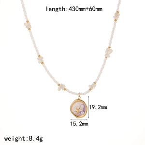 Vue détaillée du collier de perles avec pendentif étoile de mer dorée et mesures