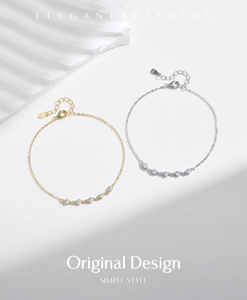 Dettaglio dei bracciali in argento sterling S925 oro e argento con pietre luccicanti