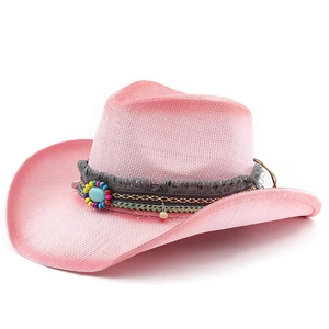 Cappello da cowboy intrecciato rosa con fascia di perline turchesi e vista a 45 gradi