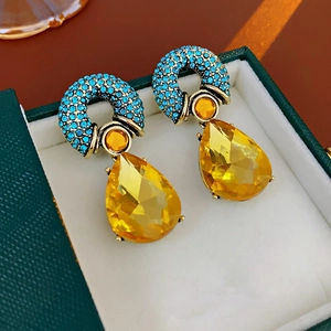 Macro di orecchini vintage con strass blu e pendenti in cristallo giallo sfaccettato