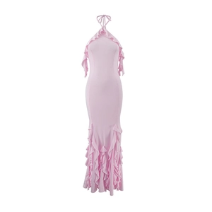 Robe longue rose à licou avec ourlet à volants et design dos nu moulant pour soirée