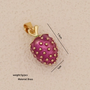 Macro d'un pendentif fraise en laiton 1,5x1cm avec émail violet et dimensions du produit