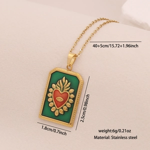 Détail du pendentif tarot cœur doré avec fond vert et dimensions de la chaîne en acier inoxydable
