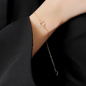 Bracelet fer à cheval luxe avec pampilles cœur et zircons brillants sur tissu noir élégant