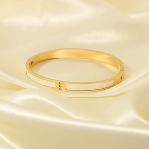 18K vergoldetes Edelstahlarmband mit weißer Muschel-Einlage und drei kleinen Diamanten