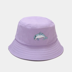 Gros plan sur un bob en coton violet clair avec un motif de dauphin brodé sur le devant