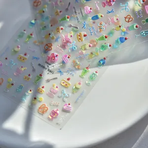 Vue macro d'autocollants à ongles gel aux motifs de dessert fraise et de nœud