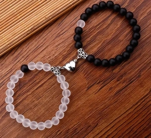 Set bracciali magnetici per coppia con perle 8mm nero e bianco opaco e chiusura a cuore