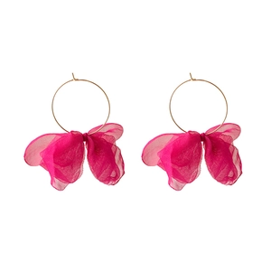 Orecchini a cerchio dorati con fiori in tessuto magenta per un look retrò chic