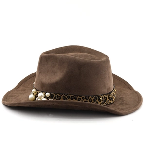 Détail du chapeau en daim marron avec ruban léopard, perles et clous dorés