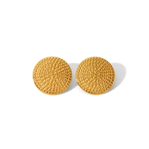 Vue macro détaillée de boucles d'oreilles rondes dorées avec texture tissée en spirale