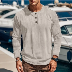 Detail von Herren Slim Fit Henley Shirt mit vertikaler Strickstruktur und Knopfleiste