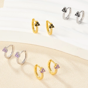 Orecchini a cerchio in argento S925 con fiori di zircone su espositore di lusso