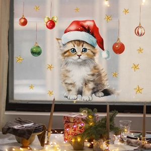 Weihnachtsfensteraufkleber mit süßer Katze, Weihnachtsmütze und festlichem Christbaumschmuck