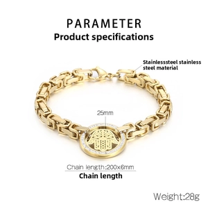 Détail d'un bracelet main de Fatma doré avec cristaux brillants et chaîne de style byzantin