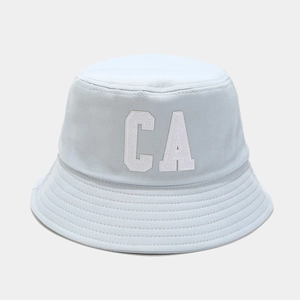 Détail de la broderie CA blanche sur un chapeau bob en toile de coton bleu clair