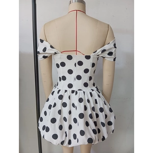 Vista posteriore del miniabito bianco a pois con design senza schienale e gonna a sbuffo