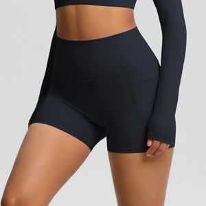 Détail du short de yoga noir à taille haute avec poche latérale et coutures précises