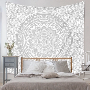 Vue détaillée d'une grande tapisserie Mandala comme décoration de fond de chambre