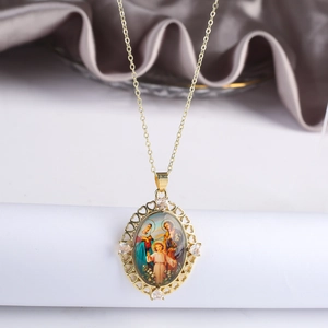 Dettaglio della collana placcata in oro con pendente colorato della Vergine Maria e Giuseppe