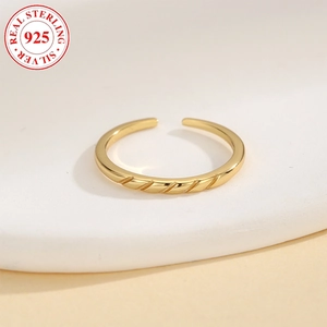 Adjustable S925 sterling silver toe ring with elegant gold-plated textured patterns