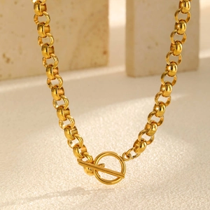 Classic gold stainless steel round link bracelet with OT toggle clasp on beige background