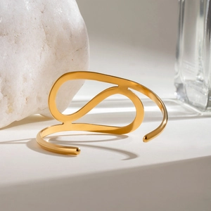 Minimalist gold-plated irregular twisted line open bangle with a polished wave design