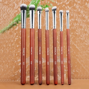Détails de l'ensemble de 7 pinceaux de maquillage avec manches en bois foncé et viroles