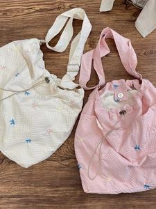 Borsa hobo in tela con ricami di farfalle colorate e dettaglio con coulisse