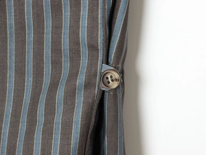 Macro d'un tissu à rayures verticales avec détail de bouton effet marbre