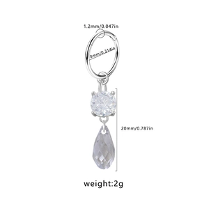Détail macro de boucle d'oreille en acier avec pendentif zircon et dimensions de perçage
