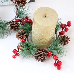 Weihnachtskerzenring mit goldenen Kerzen, Kiefernzapfen, roten Beeren und Tannennadeln