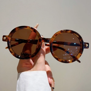 Détail de lunettes de soleil rondes écaillées avec des rivets métalliques élégants