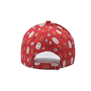 Vue arrière détaillée d'une casquette rouge avec caractères chinois et boucle métallique