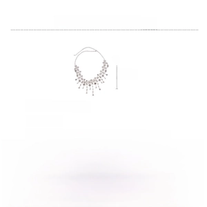 Détail montrant les dimensions du collier à pompons fleur strass et chaîne en alliage