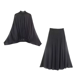 Set due pezzi da donna composto da camicetta a pois con maniche a pipistrello e gonna
