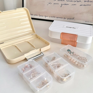 Mini boîte à bijoux style valise pour bagues et boucles d'oreilles en crème et blanc