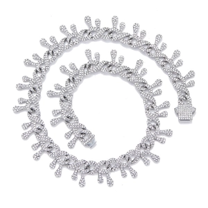 Collier hip-hop argenté au design goutte d'eau orné de cristaux étincelants pavés