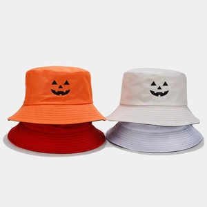 Cappelli a secchiello di Halloween con ricamo a zucca nei colori arancione e bianco