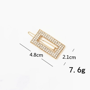 Detail view of a gold rhinestone rectangle hair clip with 4.8cm length and 7.6g weight