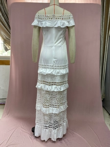 Detail des schulterfreien Ausschnitts mit Rüschen und Hohlspitzenstickerei am weißen Kleid