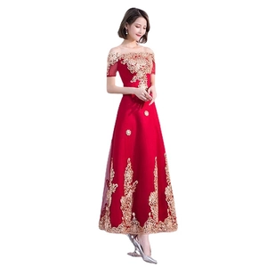 Elegante abito da sera rosso con spalle scoperte, ricami dorati e gonna ampia in tulle